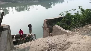 पुल निर्माण नहीं हो रहा, नाव से ही करते हैं नदी पार, एक बार घटना होने पर भी किसी का नजर नहीं..
#trendingpostchallenge #...