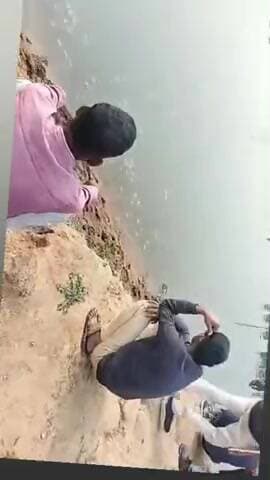 hirrawah गांव मे काचन नदी में बताया जा रहा है कि नदी में एक युवक गिरा अभी तक कोई भी पाता नही चल पा रहा हैं वार्डनंबर 43