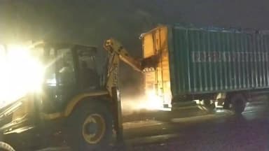 ठीकरी: ग्राम बरूफाटक में सड़क दुर्घटना के बाद गुस्साए लोगों ने कंटेनर वाहन में आग लगाई, सड़क जाम