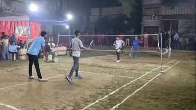 কান্দি: কান্দিতে মোবাইল ছেড়ে শীতের রাতে ব্যাডমিন্টন খেলায় কিশোর ও যুব সমাজ
