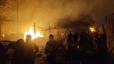 नए साल के बीते रात निरसा बाजार में लगी भीषण आग, एक दर्जन से अधिक दुकानें जलकर खाक, 15–20 लाख रुपए का हुआ नुकसान