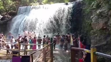 உத்தமபாளையம்: நீர்வரத்து சீரானதைத் தொடர்ந்து சுருளி அருகில் சுற்றுலா பயணிகள் பொதுமக்கள் குளிக்க வனத்துறை அனுமதி