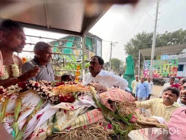 గీసుగొండ: ఊకల్ హవేలీలో కార్యకర్త మరణించగా, పార్థివ దేహానికి పూలమాల వేసి నివాళులు అర్పించిన మాజీ మంత్రి దయాకర్ రావు