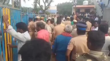 கந்தர்வகோட்டை: மாடுகளை போட்டிக்கு அனுப்புவதில் ஏற்பட்ட குழப்பத்தால் 1 மணி நேரம் போட்டியை நிறுத்திய DSP பிருந்தா தட்சன்குறிச்சி ஜல்லிக்கட்டு தொடர்ந்த