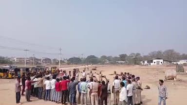 మెదక్ పట్టణంలోని జూనియర్ కళాశాల గ్రౌండ్లో ఆటో డ్రైవర్లతో రోడ్డు భద్రత ప్రతిజ్ఞ చేయిస్తున్న మెదక్ టౌన్ సీఐ శ్రీ మహేష్ గారు.