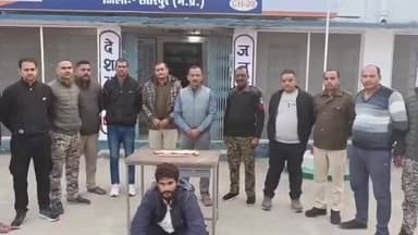 गौरिहार: थाना गौरिहार पुलिस ने हत्या के आरोपी कल्लू शुक्ला, जो ₹10000 का इनामी है, को अवैध देशी शराब के साथ किया गिरफ्तार