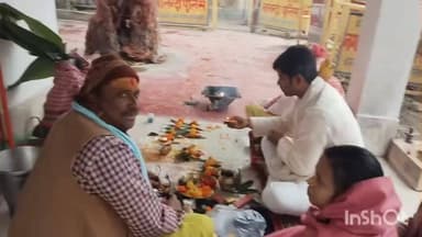एकंगर सराय थाना परिसर के मंदिर में पूजा करते थाना अध्यक्ष