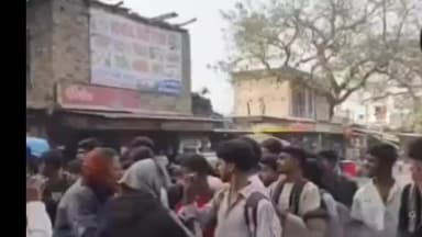 জলঙ্গি: কে এন হাইস্কুলে অতিরিক্ত ভর্তি ফি নেওয়ার প্রতিবাদে রাস্তা অবরোধ করে বিক্ষোভ পড়ুয়াদের