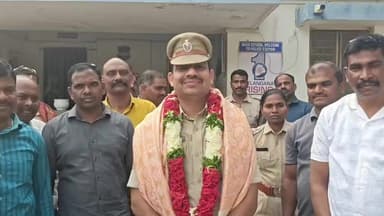 తూప్రాన్: తూప్రాన్ బదిలీపై వెళ్తున్న ఎస్ఐని సన్మానించిన సిబ్బంది