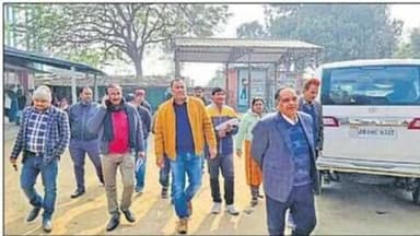 रुपौली: रूपोली रेफरल अस्पताल का जिला चिकित्सा पदाधिकारी ने किया औचक निरीक्षण