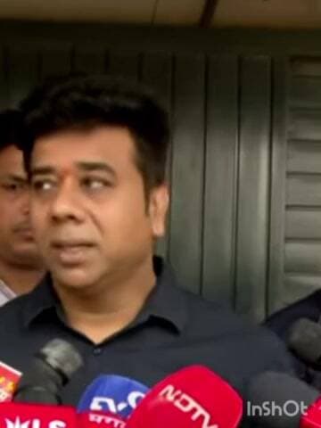 मुंबई: मनसे नेते अविनाश जाधव यांनी दादरच्या शिवतीर्थ निवासस्थानी मनसे अध्यक्ष राज ठाकरे यांची भेट घेतली