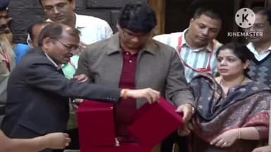 राहाता: नववर्षाच्या प्रारंभीच साईबाबांना ६५५ ग्रॅम वजनाचा ८० लाखांचा हिरे जडीत सुवर्ण मुकूट अर्पणसाईच्या झोळीत भक्तांकडून दान.