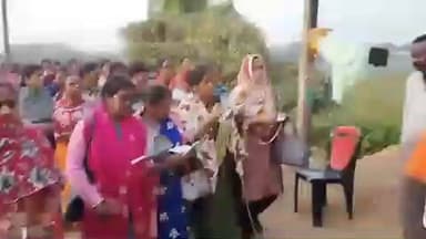 ইলামবাজার: ইলামবাজার ব্লকের দেবীপুর ১১৮ নম্বর বুথে মহিলা সভানেত্রী সহ কর্মী সমর্থকরা গ্রাম ঘুরে উন্নয়নের পাঁচালী তুলে ধরেন