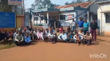 मनोहरपुर: चिड़िया और माइंस के ठेका मजदूर धरने पर बैठे