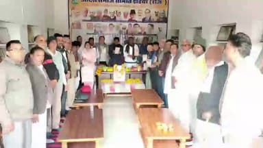 सूरजगढ़: आदर्श समाज समिति के कार्यालय में लेखक धर्मपाल गांधी की पुस्तक 'इन्कलाब' का विमोचन हुआ