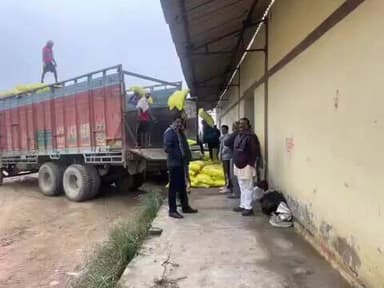 सिकंदरपुर: नवानगर ब्लॉक प्रमुख केशव चौधरी ने किसानों के लिए गोदाम से भेजवाई यूरिया खाद