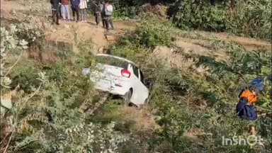 सहाड़ा: गुरला में तेज रफ्तार अनियंत्रित कार डिवाइडर से टकराकर खाई में गिरी, बाल-बाल बचे कार सवार, मची अफरा-तफरी