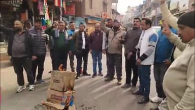 गरुड़: उत्तराखंड सरकार में कैबिनेट मंत्री रेखा आर्या के पति के महिलाओं पर विवादित बयान पर गरूड़ में कांग्रेस ने किया पुतला दहन