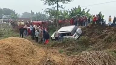 बंदरा: बखरदौड़ा गांव में बिजली के खंभे से टकराकर सड़क किनारे पलटी कार, घटना के बाद सभी हुए गायब