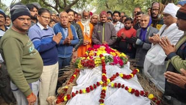 महाराजपुर: मीसाबंदी लखन लाल चौरसिया को राजकीय सम्मान के साथ महाराजपुर में अंतिम विदाई दी गई