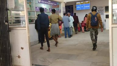 पालकोट: बंगरु गांव में तोरपा नदी के पास चुना लदी 16 चक्का ट्रक पलटी, चालक और उपचालक घायल