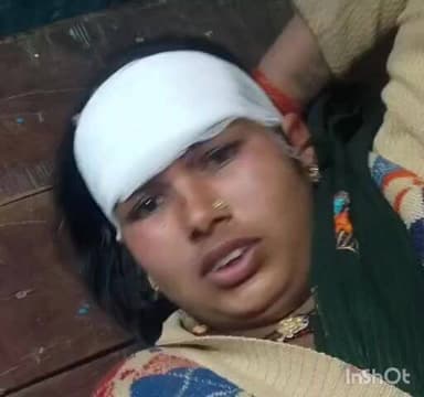 खरौंधी: खरौंधी बाजार में टेंपो पलटने से आधा दर्जन लोग घायल