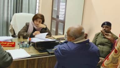 मेहसी: अंचलाधिकारी और जय बजरंग थाना के पुलिस पदाधिकारी की संयुक्त बैठक में भूमि विवाद से संबंधित मामलों की जन सुनवाई