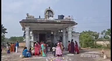 மயிலாடுதுறை: தமிழகத்தில் எங்கும் இல்லாத வழக்கமாக பெண்கள் மட்டுமே சிவபெருமானை பல்லாக்கில் சுமந்து சென்ற வினோத நிகழ்வு கடலங்குடி சிவாலயத்தில் நடைபெற்றது