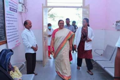 కొమురవెల్లి: కొమురవెల్లి మండల కేంద్రంలోని ప్రాథమిక ఆరోగ్య కేంద్రాన్ని ఆకస్మికంగా సందర్శించిన జిల్లా కలెక్టర్ హైమావతి