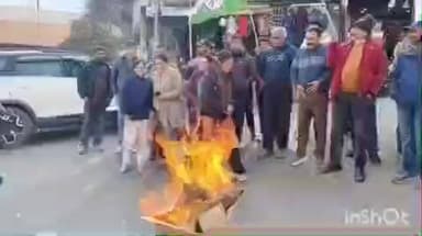 भिकियासैन: रानीखेत में कांग्रेस कार्यकर्ताओं ने कैबिनेट मंत्री रेखा आर्या के पति का किया पुतला दहन, विरोध प्रदर्शन में की नारेबाजी