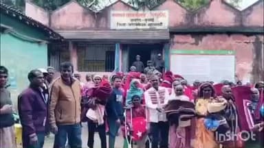 कुचाई: रूगुडीह पंचायत के मुखिया ने 140 जरूरतमंद लोगों के बीच कंबल का वितरण किया