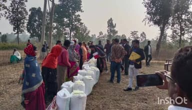 भंडरिया: डाकिया योजना से आदिम जनजाति परिवारों को मिला राशन, 12 जरूरतमंदों को कंबल वितरित