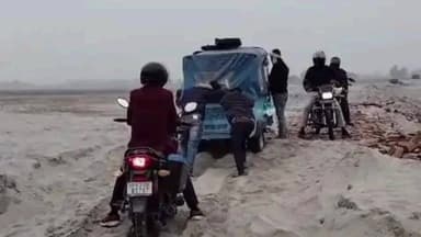 राघोपुर: राघोपुर में पीपापुल की अधूरी सड़क बनी मुसीबत, रेत में फंस रहे छोटे वाहन