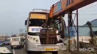 ডোমজুড়: পাকুরিয়া এলাকায় পথদুর্ঘটনায় আহত কমপক্ষে 20 জন