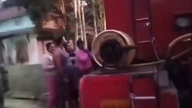 রাজগঞ্জ: বেলাকোবা কলেজপাড়ায় ভয়াবহ অগ্নিকাণ্ড, দ্রুততার সঙ্গে আগুন নিয়ন্ত্রণে আনল স্থানীয় বাসিন্দা ও দমকল