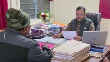 नरहट: एसपी के निर्देश पर अचानक नरहट पहुंचे अंचल निरीक्षक, केस डायरी की करने लगे समीक्षा