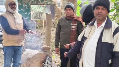 पारू: पारू प्रखंड कार्यालय में अंचलाधिकारी ने कराई अलाव की व्यवस्था, ग्रामीणों को ठंड से राहत