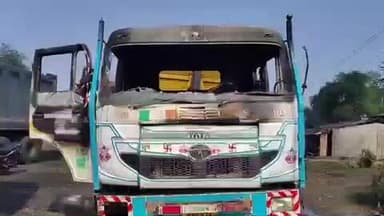 अमड़ापाड़ा: अमड़ापाड़ा में ट्रेलर में लगी आग, ग्रामीणों की तत्परता से टला बड़ा हादसा