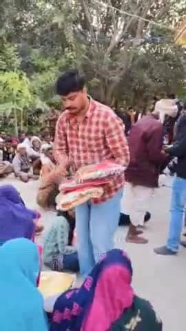विजयपुर: अगरा गांव में जन सेवक आशु शर्मा ने गरीबों को कंबल वितरित किए