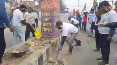 ইটাহার: কোদাল, বেলচা, ডালি হাতে ইটাহার চৌরঙ্গী মোড় এলাকায় রাস্তার নোংরা আবর্জনা সাফায়ে নামলেন খোদ MLA মোশারফ হুসেন