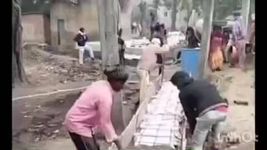 परैया: परैया के दखनेर में षष्टम वित से ₹8 लाख की लागत से बन रही RCC नली, अजमतगंज मुखिया की निगरानी में निर्माण जारी