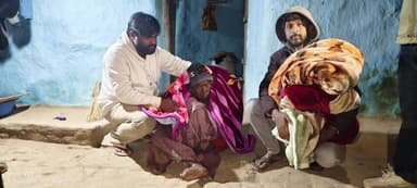 लोहरदगा जिले में कड़ाके की ठंड और गिरते तापमान के बीच झारखंड मुक्ति मोर्चा ने मानवीय पहल करते हुए शनिवार को कुड़ू प्रखंड