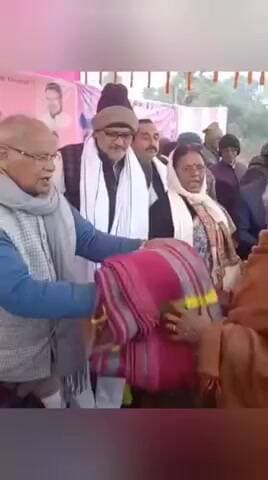 बाराचट्टी: केंद्रीय मंत्री जीतनराम मांझी ने अपने समधन के गढ़ में कंबल बांटे