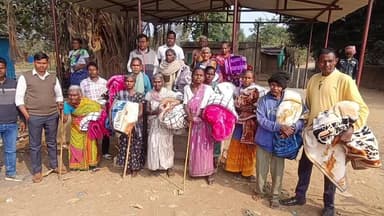 बंदगांव: मतकमबेड़ा गांव में मुखिया ने गरीब और असहाय लोगों के बीच कंबल बांटे