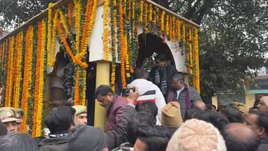 फरीदपुर विधायक प्रो श्याम बिहारी लाल को अंतिम विदाई दी गई।
#Bareilly #बरेली #भाजपा #BJP #भाजपा_बरेली
#Faridpur #BJP #He...