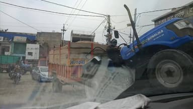 ओवरलोड रेत के बाहन से हादसे की आशंका जिम्मेदार नहीं दे रहे ध्यान
#virelvideo #fbviralpost2025シ #JansamparkMP #datia #sw...