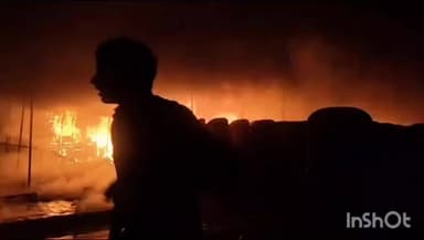 हर्रैया: हर्रैया के बिहरा के पास अज्ञात कारणों कारणों से टेंट हाउस के गोदाम में लगी भीषण आग,लाखों का सामान जलकर खाक #आग