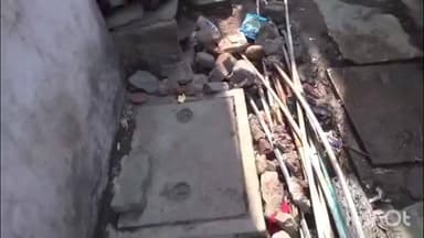 કતારગામ: સહારા દરવાજા પાસે ઝુપડપટ્ટીમાં કોન્ટ્રાક્ટર દ્વારા ગટર લાઈનમાં પીવાના પાણીની લાઈન લાગતા વિરોધ પ્રદર્શન કરવામાં આવ્યો.