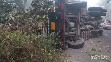 महुआडांड़: महुआडांर: चंपा घाटी में टाइल्स से लदा ट्रक पलटा, अफरा-तफरी मची