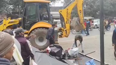 गजरौला मैं सड़क पर कब्जा करके यातायात अवरुद्ध कर अतिक्रमण को हटाया गया गजरौला में इतनी चौड़ी सड़के हैं लेकिन अतिक्रमण है